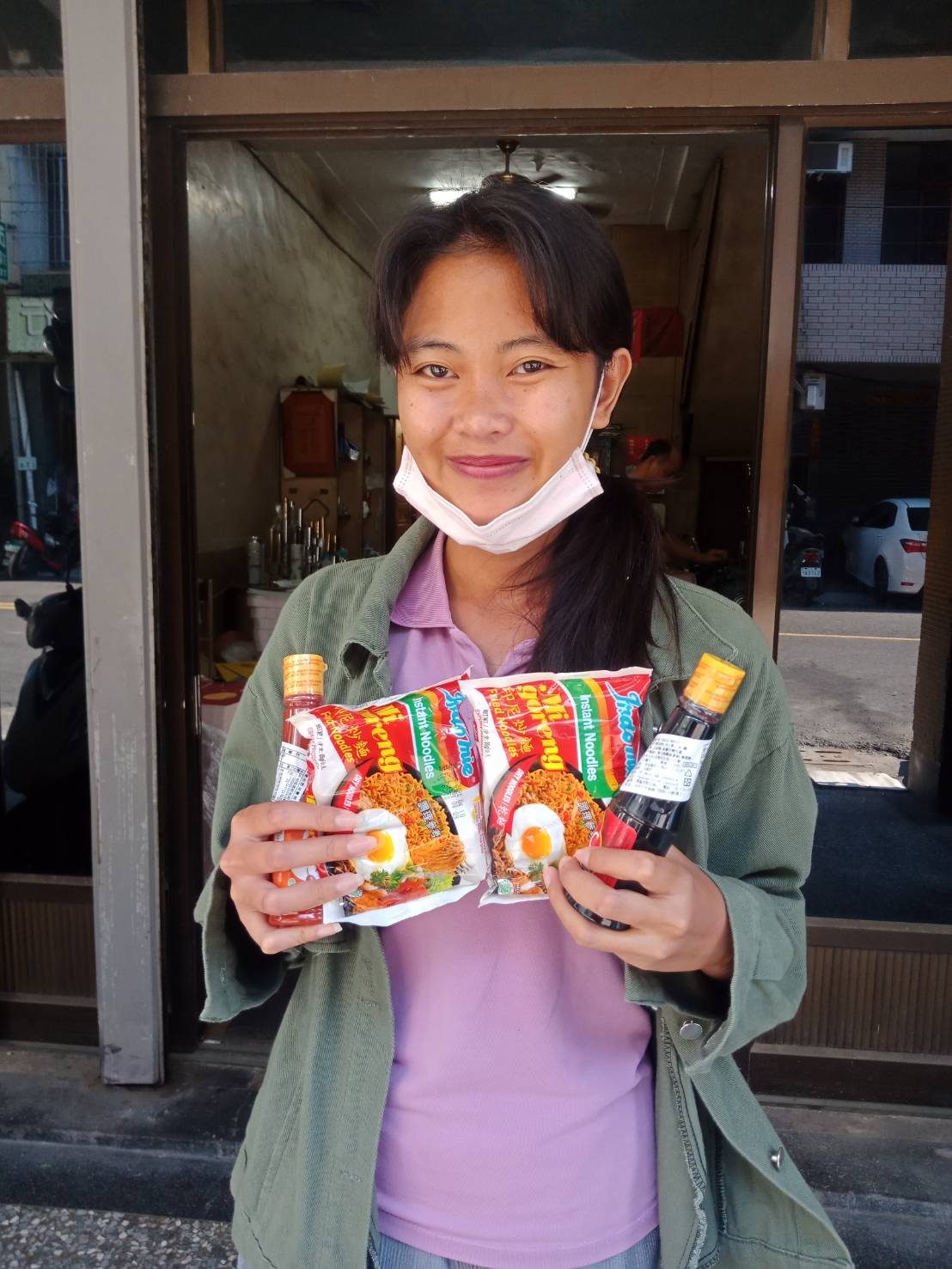 高雄左營陳先生外勞麗莎表現良好,公司送印尼食品獎勵