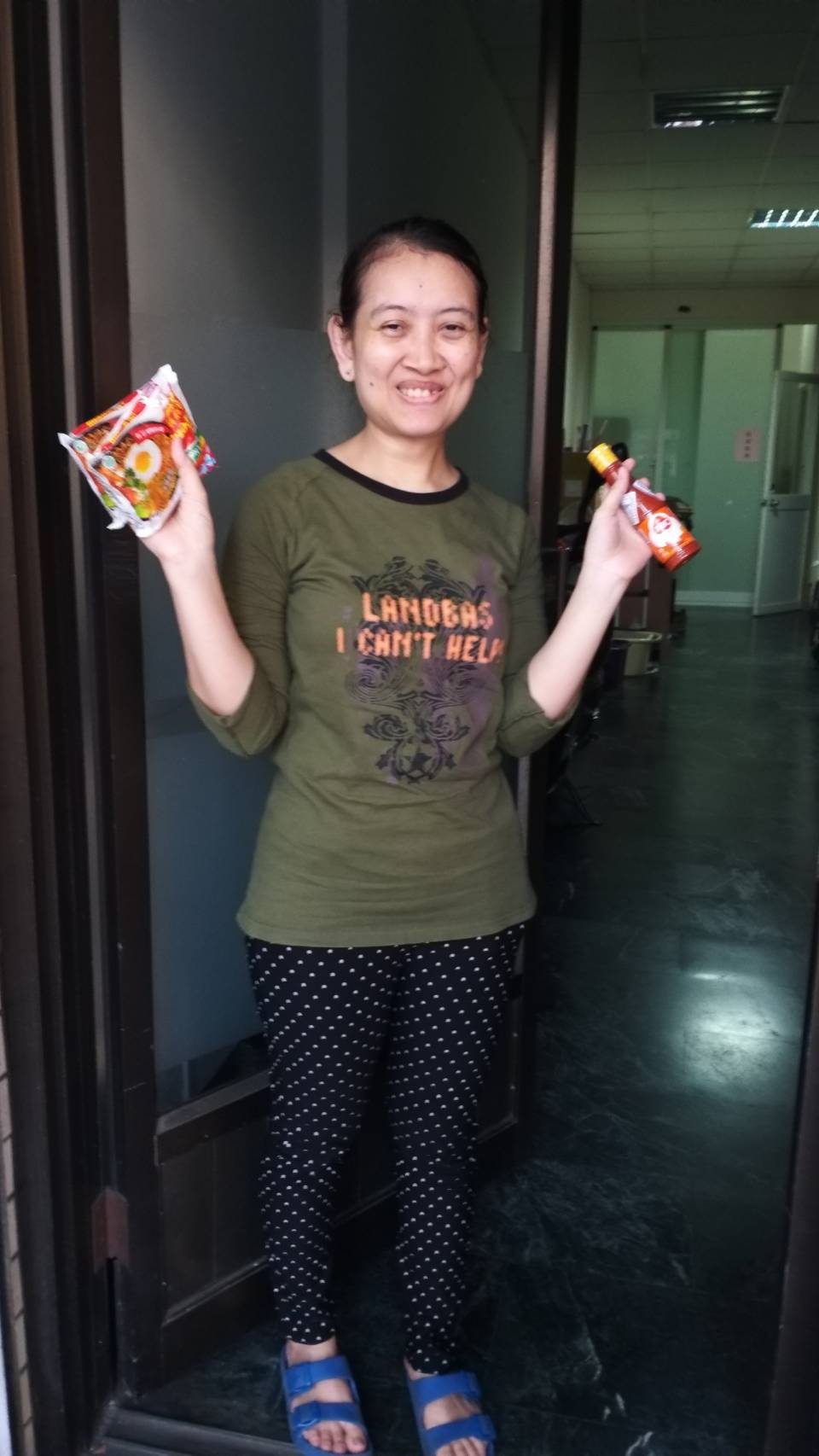 高雄苓雅區陳家外勞瑪雅表顯良好,公司送印尼食品獎勵