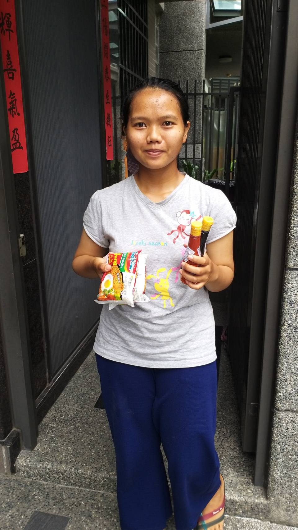 高雄鳳山區歐小姐家外勞來6個月表現良好,公司送印尼當地食品獎勵外勞