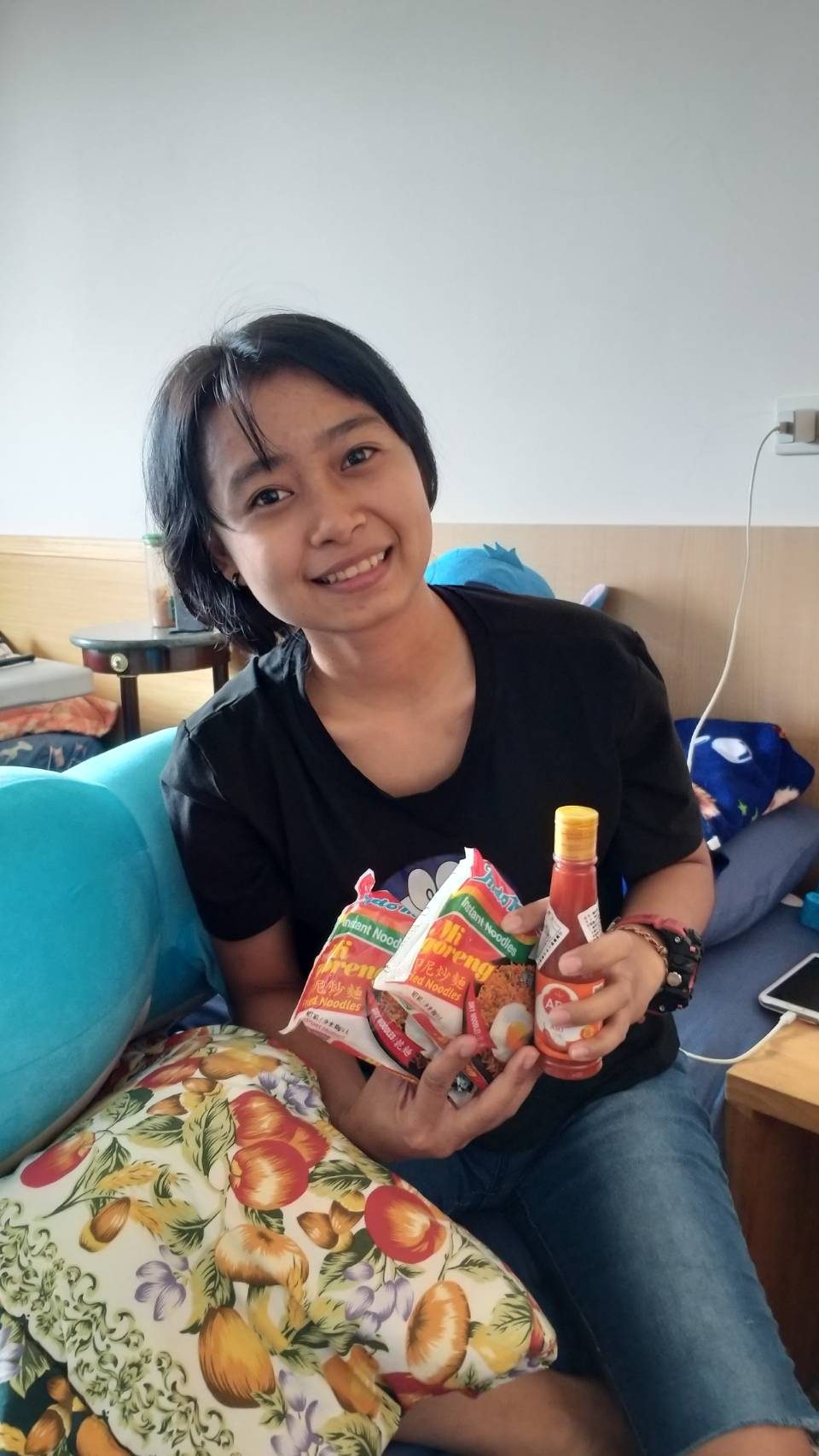 高雄苓雅區鄭先生家外勞安娜工作兩年多表現良好,公司翻譯獎勵印尼當地食品
