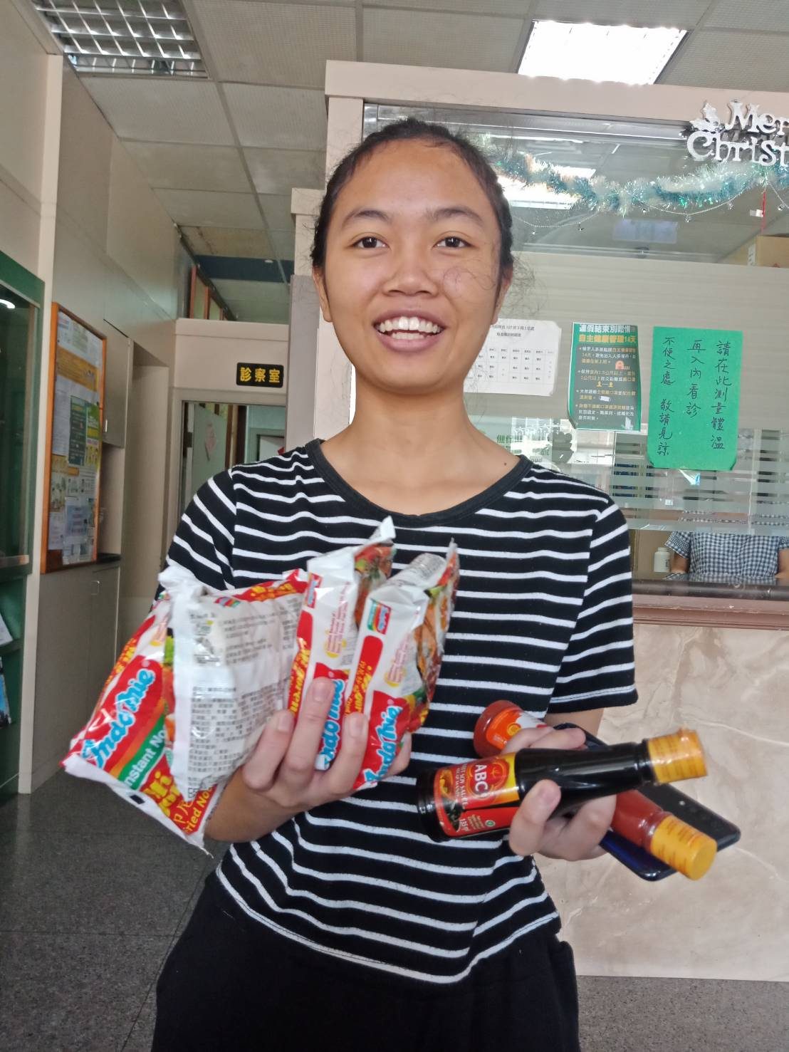 高雄三民區江醫師家幫傭茵丹,已服務一年多目前穩定表現良好,公司帶印尼食品贈送外勞