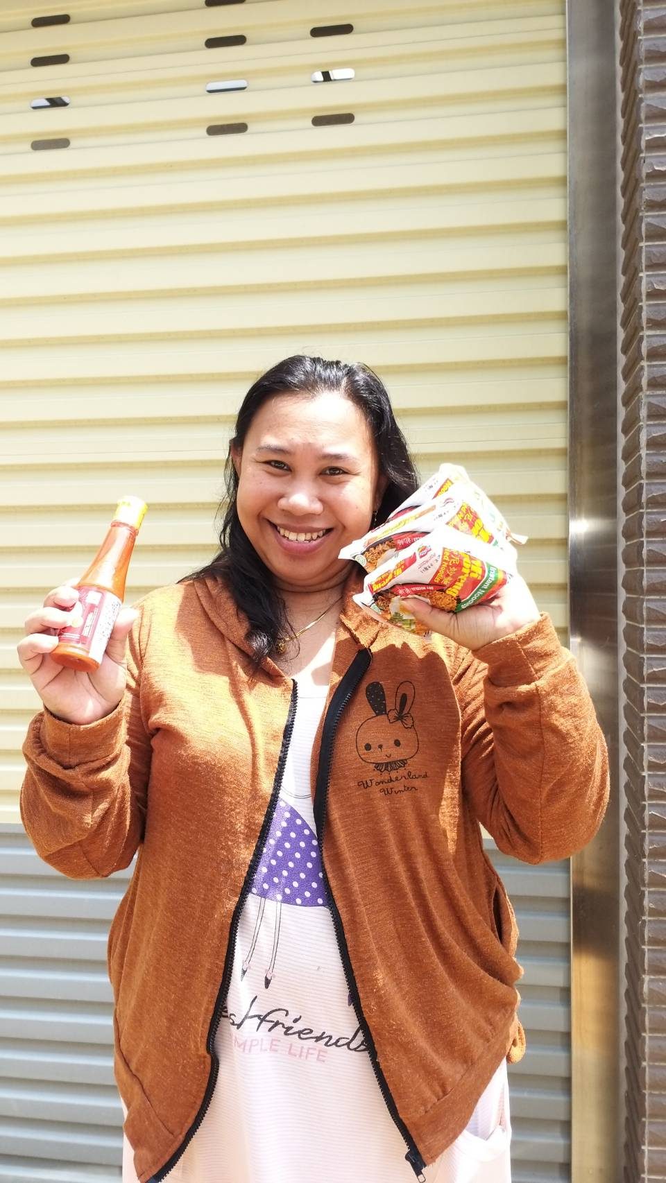 屏東潮州菜小姐家外勞伊卡,服務1年半表現良好,公司送印尼食品獎勵