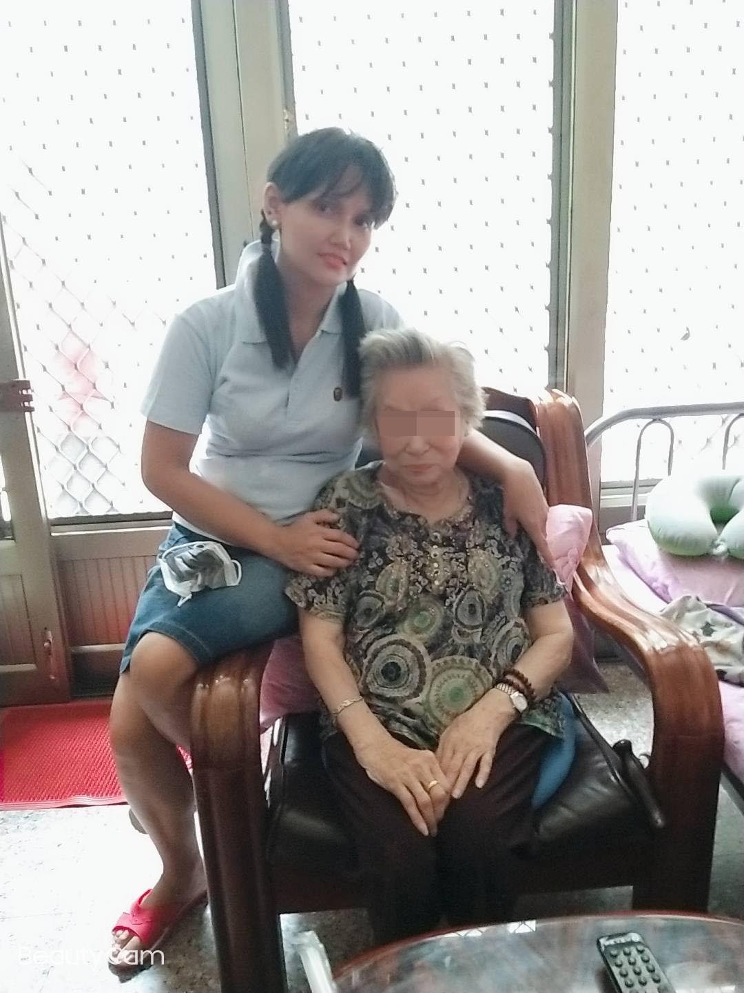 鳳山蕭先生家移工卡蒂妮,已服務6年多,與雇主像一家人